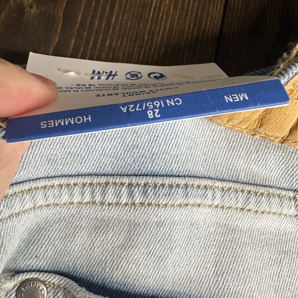 Men’s H&M light wash distressed jeans size 28
NWT - Picture 3 of 8